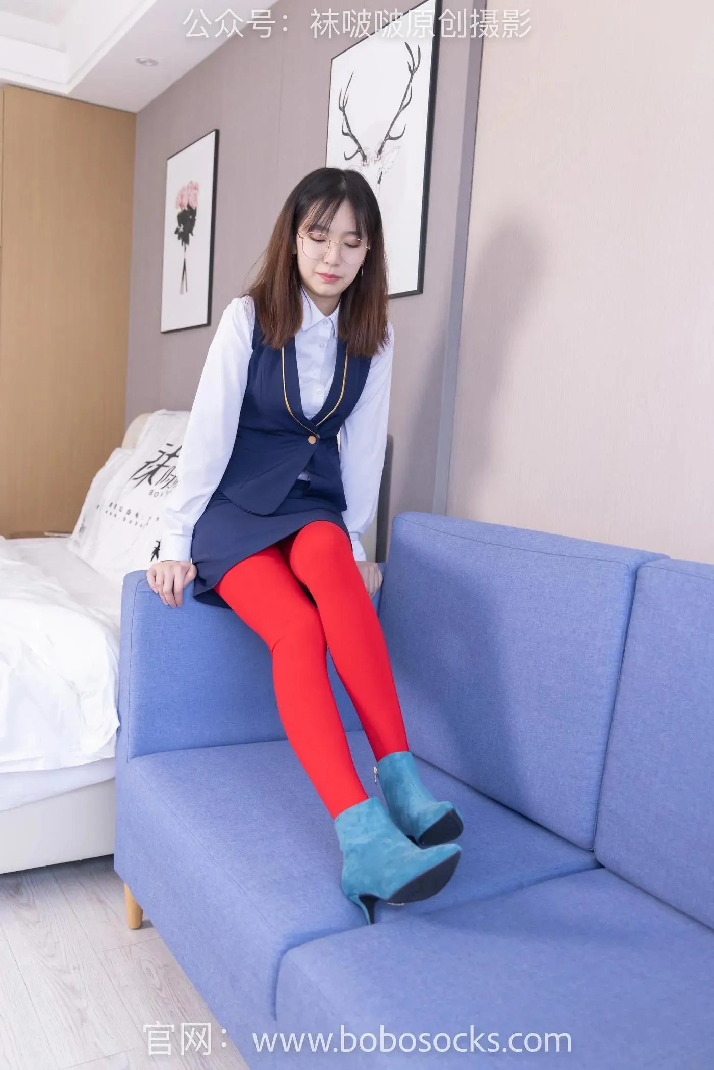 [BoBoSocks袜啵啵]NO.132 小甜豆-aj1板鞋、蓝色短靴、厚黑丝、厚红丝 [145P]插图3